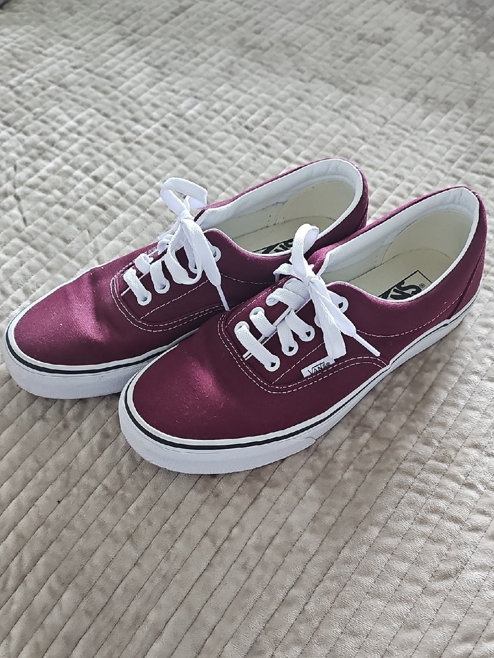 Vans Womens Era Low-Top Sneakers in Burgundy
